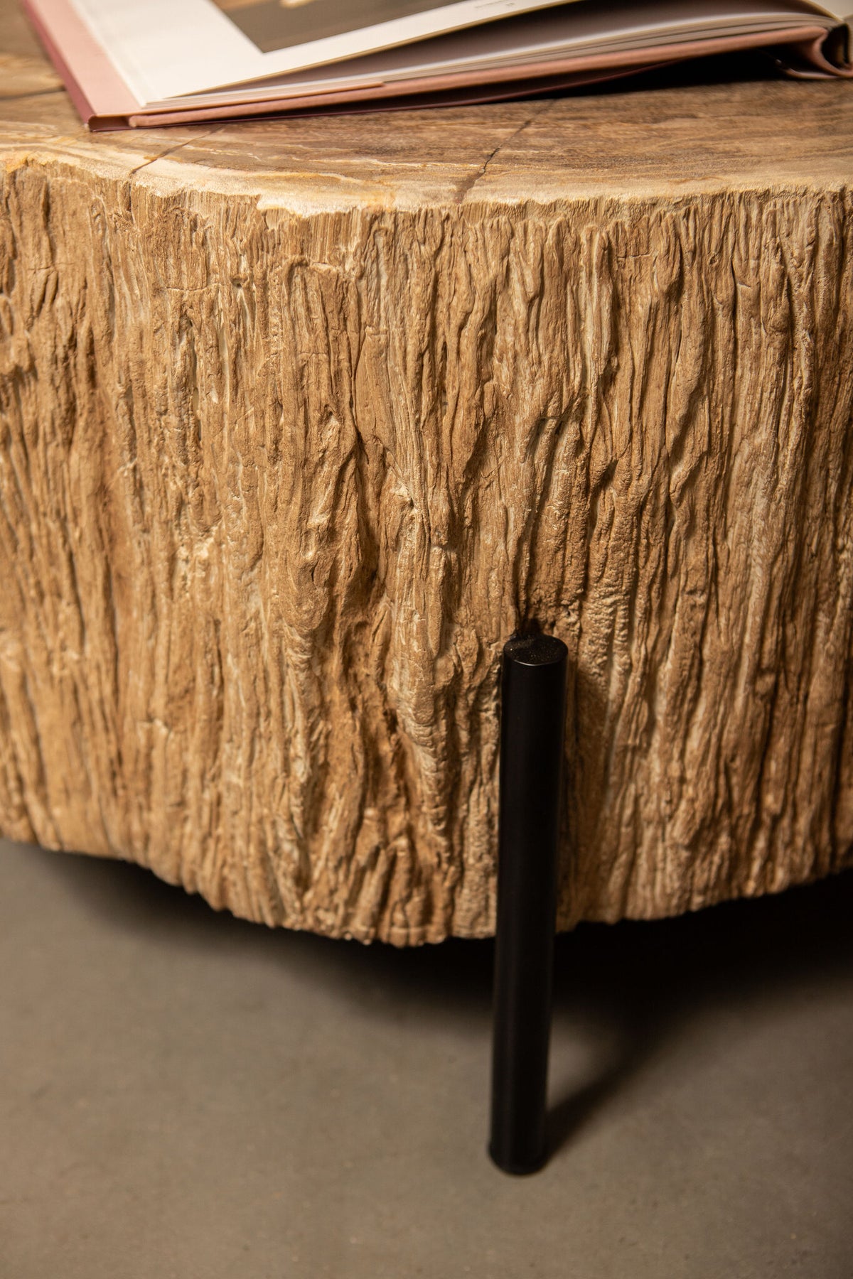 Salontafel Taly : 120x100x40
Versteend hout
Uniek - handgemaakt
PTMD - zwarte poot