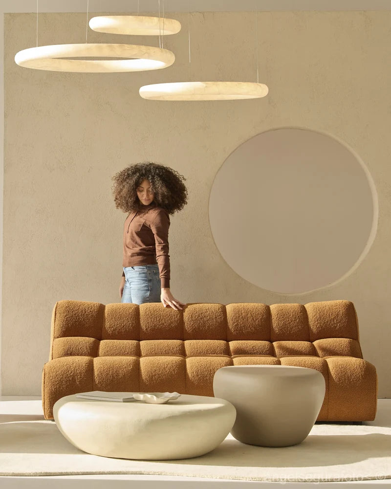 salontafels in microcement en taupe of naturel kleur met organische vormen